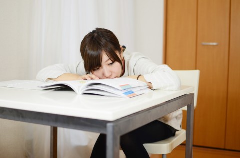 授業中に眠くなって勉強に集中できない！その理由と対策法を一挙公開！ | 勉強応援団
