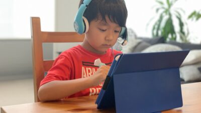 タブレット学習だけでは成績が上がらない？紙教材の底力と正しい活用法